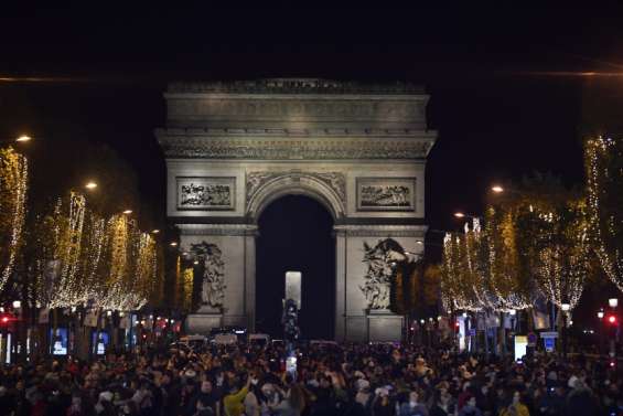 Paris lance ses illuminations de Noël