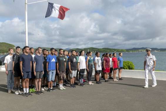 Plongée dans la Marine pour une quarantaine de jeunes Calédoniens