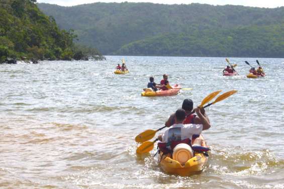 Découvrir Prony et les sources d'eau chaude en kayak