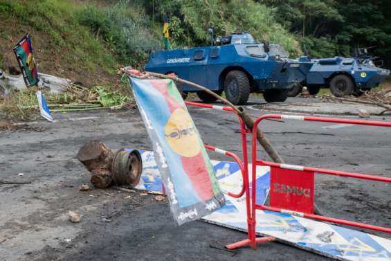 Sur la route de La Tontouta, des restes d’émeutes