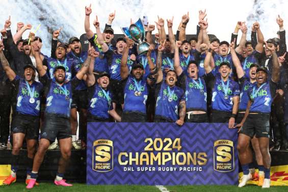 Les Auckland Blues étouffent les Chiefs et remportent le Super Rugby
