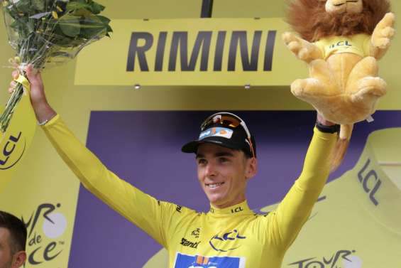 Tour de France : Romain Bardet remporte la 1ère étape et prend le maillot jaune