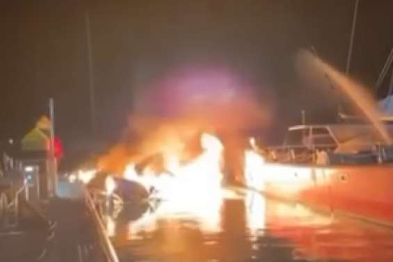 Frustré d’avoir raté sa navette, un homme met le feu au bateau par accident