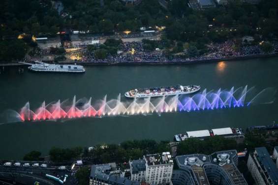 Paris lance ses Jeux par une parade pluvieuse et unique au monde sur la Seine