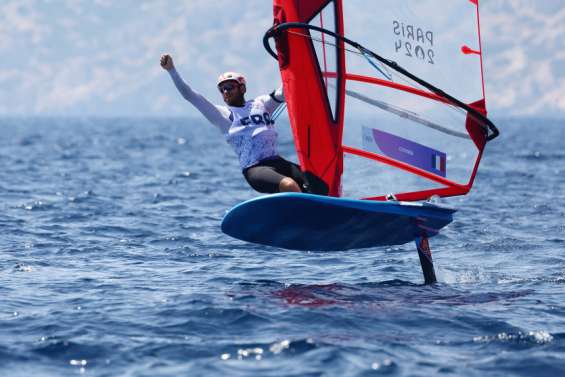 Paris-2024 : le Calédonien Nicolas Goyard démarre en trombe son tournoi olympique en iQfoil