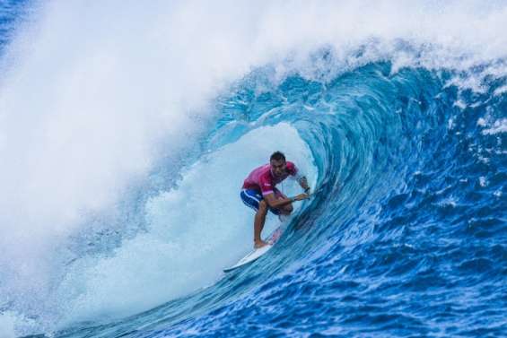 Surf : les Français Kauli Vaast et Joan Duru qualifiés en quarts de finale