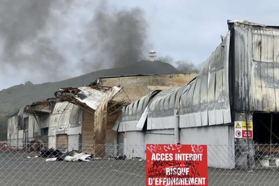 Une voiture en feu dans le dock de Visa location à Ducos Factory