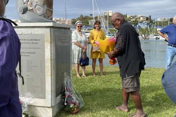 Des fleurs en hommage aux disparus de la 