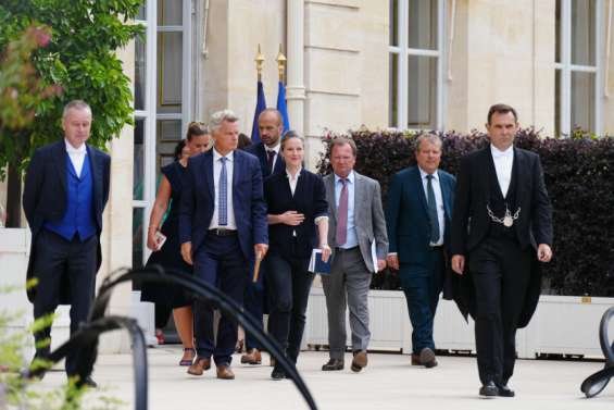 Emmanuel Macron écarte un gouvernement NFP et suscite la fureur de la gauche