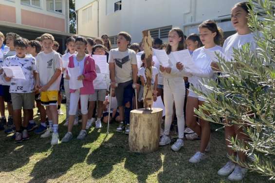 Les élèves de Saint Joseph de Cluny chantent pour la paix