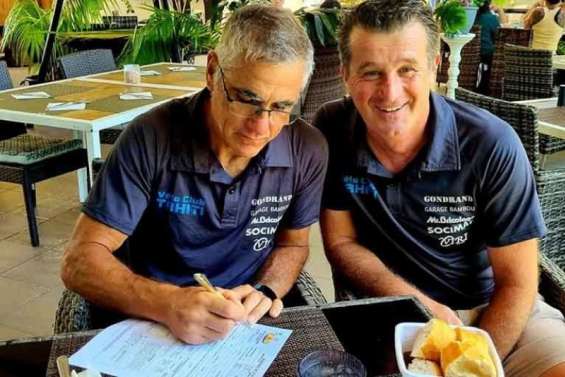 Laurent Jalabert signe une licence au Vélo Club de Tahiti