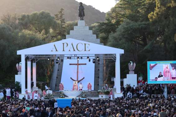 Messe géante et bains de foule pour la visite historique du pape en Corse