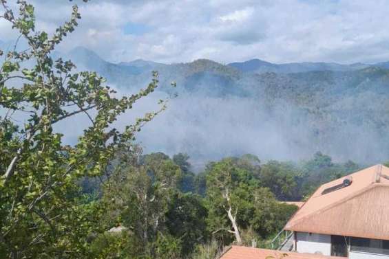 Feu de brousse, véhicules et bâtiments réduits en cendres… Les incendies criminels se poursuivent à Païta