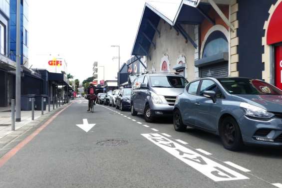 Au centre-ville, les places de stationnement se sont emparées de la voie de Néobus