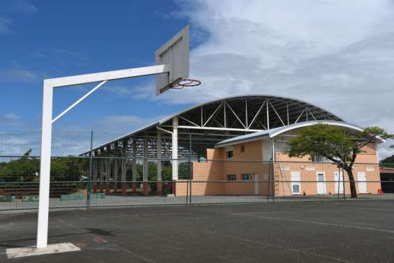 À Nouméa, collèges et lycées vont devoir payer les structures sportives