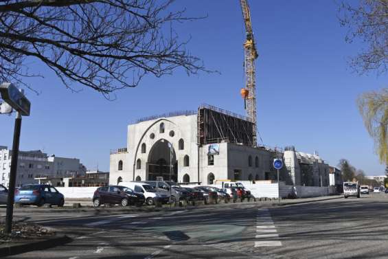 Mosquée : passe d'armes entre Darmanin et la maire