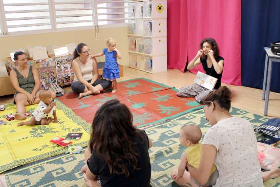 Bébé signe, l'atelier qui aide les parents à mieux communiquer avec leurs enfants