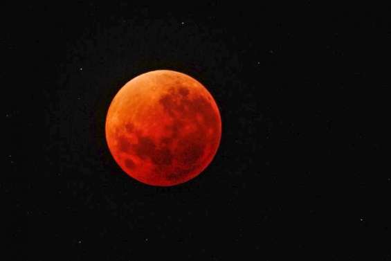 Une éclipse de Lune  en ouverture de saison