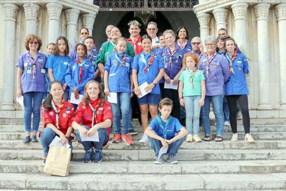 Guides et scouts du Caillou rassemblés en hommage à leurs anciens