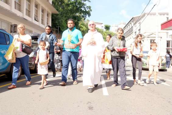 Nouméa : des fidèles défilent pour la Fête-Dieu