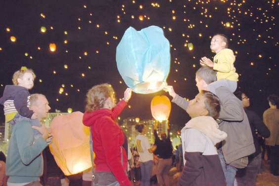 2 000 lanternes illuminent le ciel de Nouméa