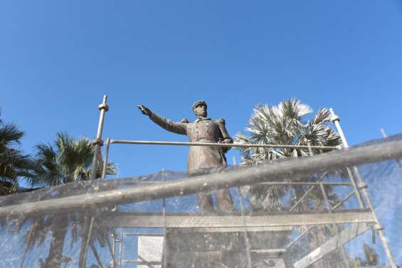 La statue du gouverneur Olry quitte la place