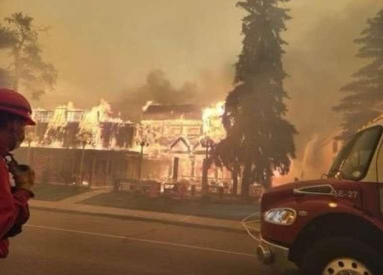 Canada : la ville de Jasper en partie détruite par les feux, des pompiers australiens et kiwis en renfort