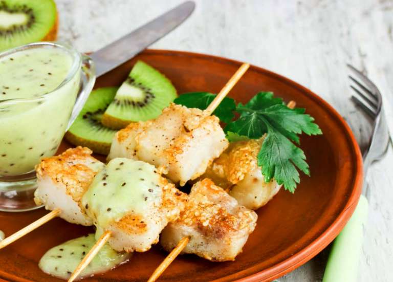 Tartare de saumon à l’avocat, brochettes de poisson sauce kiwi, minitartes au citron… découvrez la recette du week-end