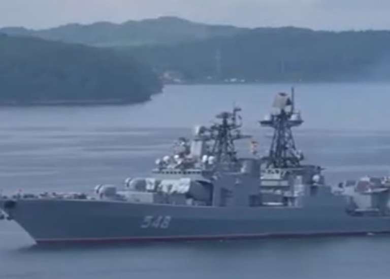 Des navires militaires russes et chinois en mer du Japon pendant un grand exercice de Moscou