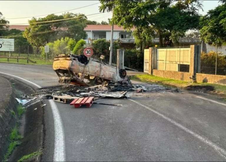 La Martinique s’enflamme à nouveau : 500 véhicules brûlés, le retour du couvre-feu