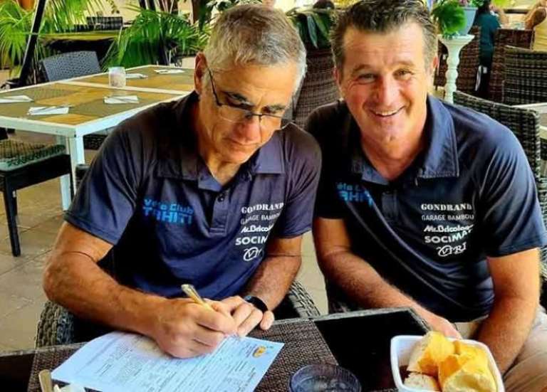 Laurent Jalabert signe une licence au Vélo Club de Tahiti