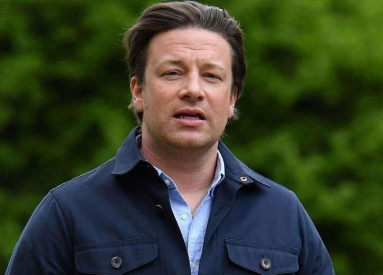 Le célèbre chef cuisinier Jamie Oliver cesse de vendre son livre pour enfants, critiqué par des aborigènes