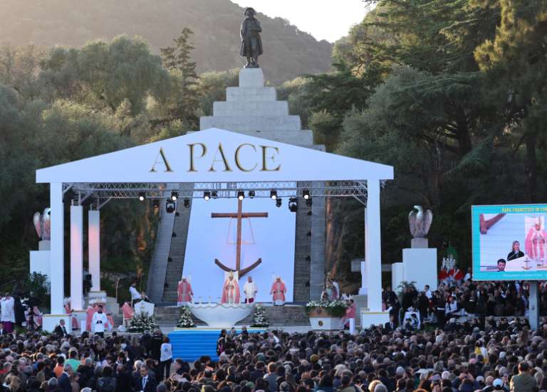 Messe géante et bains de foule pour la visite historique du pape en Corse