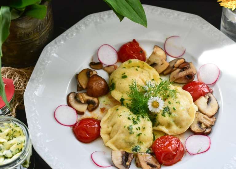 Rillettes de saumon frais à l'aneth et au citron confit, ravioles aux champignons et aux tomates cerise et petits biscuits de Noël… Les recettes du week-end