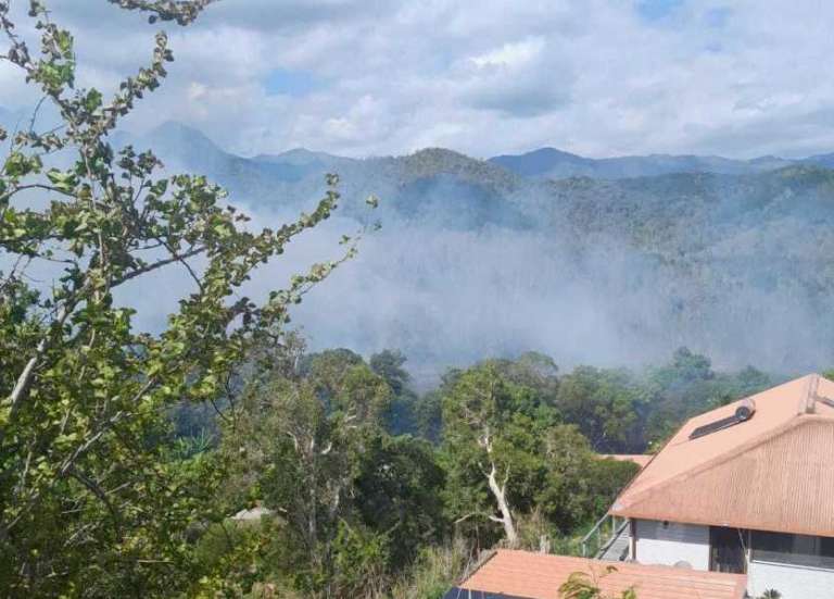 Feu de brousse, véhicules et bâtiments réduits en cendres… Les incendies criminels se poursuivent à Païta