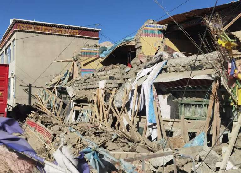 Un puissant séisme fait au moins 126 morts au Tibet