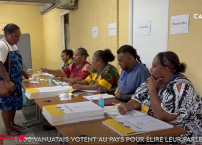 Les ressortissant vanuatais votent à Nouméa, la plage de Gatope poursuit son réaménagement... Le JT de Calédonia du 16 janvier