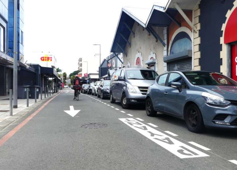 Au centre-ville, les places de stationnement se sont emparées de la voie de Néobus