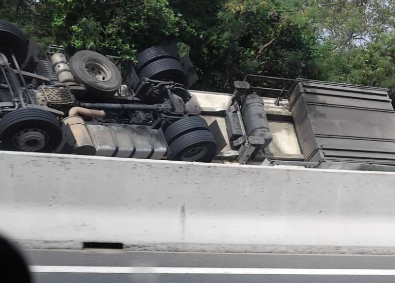 [Mise à jour] Camion renversé au col de la Pirogue, la circulation déviée de la RT1 jusqu'à 18 heures 