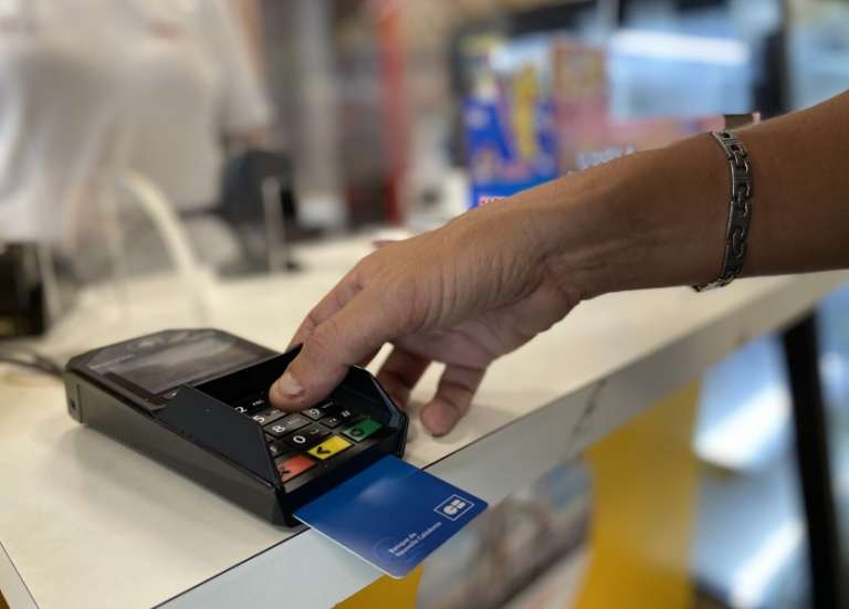 4 989,9 milliards de francs de transactions par cartes, chèques et virements, le chèque en net recul