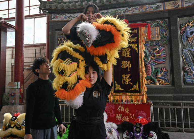 En Chine, la virile danse du lion s'ouvre aux femmes