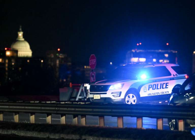 Un avion de ligne avec 64 personnes s'écrase à Washington après avoir percuté un hélicoptère